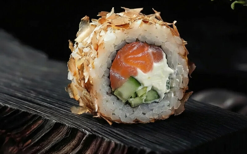 Ролл «Бонито с копчёным лососем»