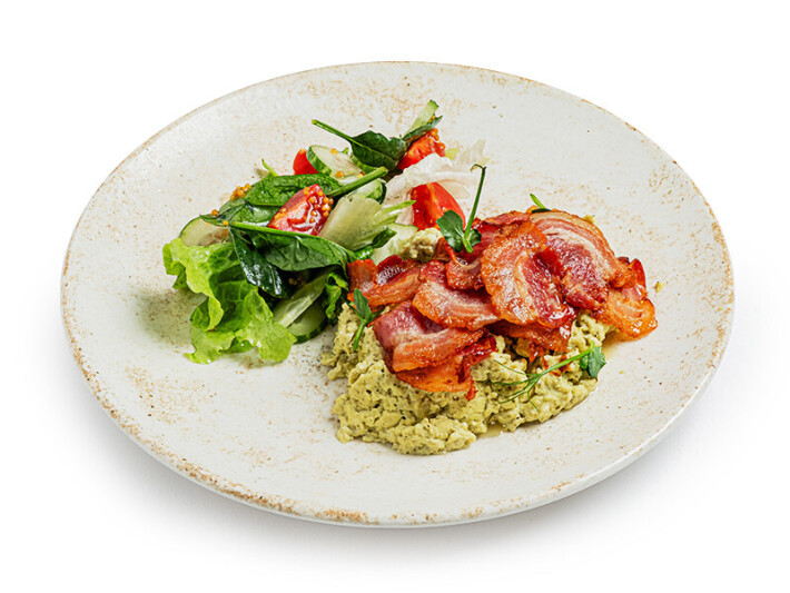 Скрэмбл с беконом и салатом