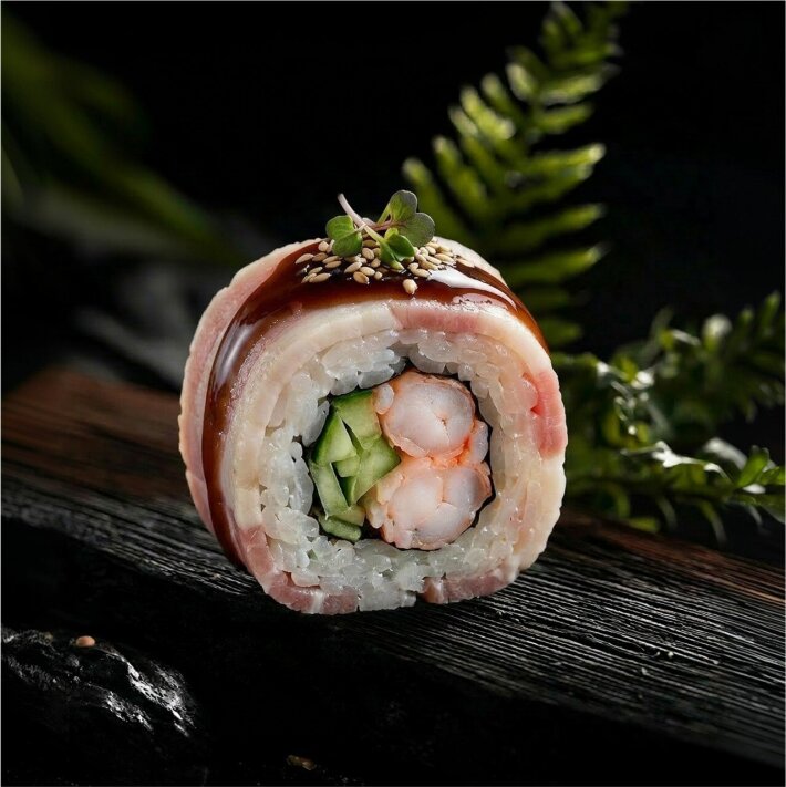 Ролл с беконом и креветкой