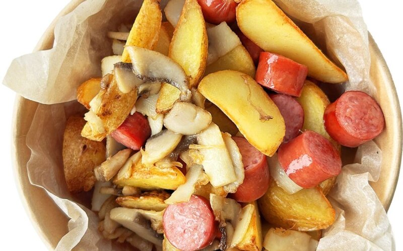 Ланч-бокс "Картофельные дольки с колбасками и грибами"