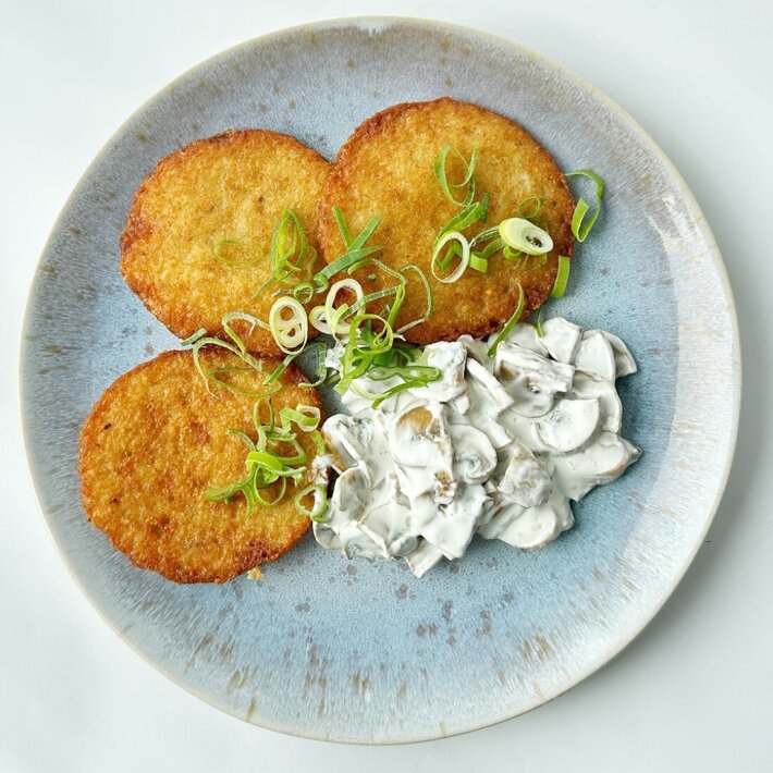 Драники с грибами в сметанном соусе