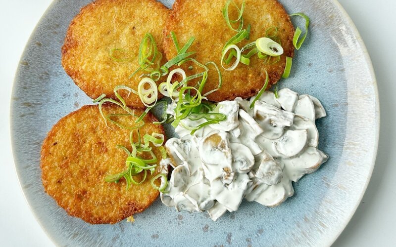 Драники с грибами в сметанном соусе