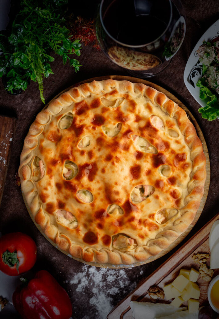 Осетинский пирог со свининой, языком, опятами и корнишонами