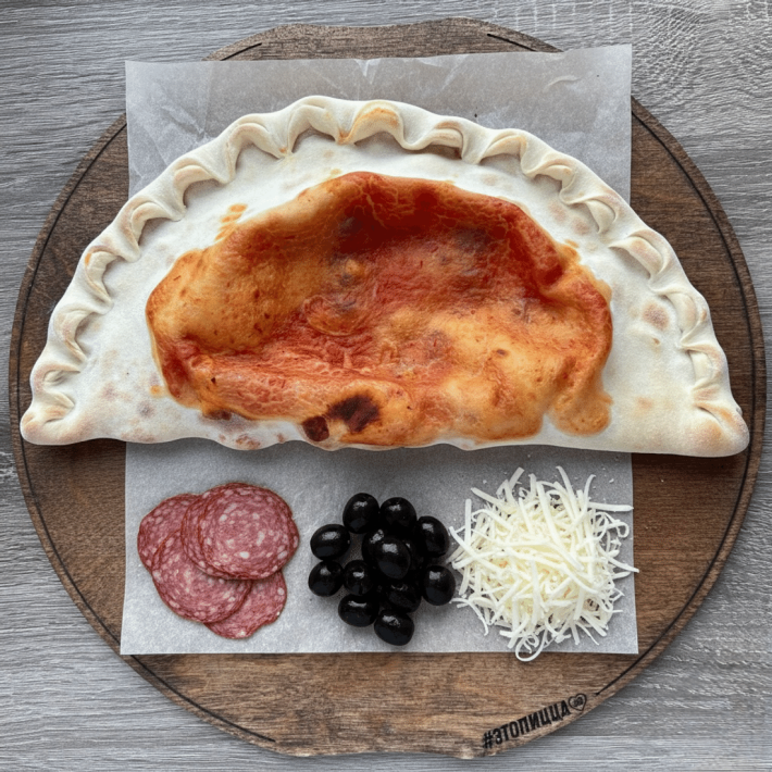 Мини-кальцоне с  салями и маслинами