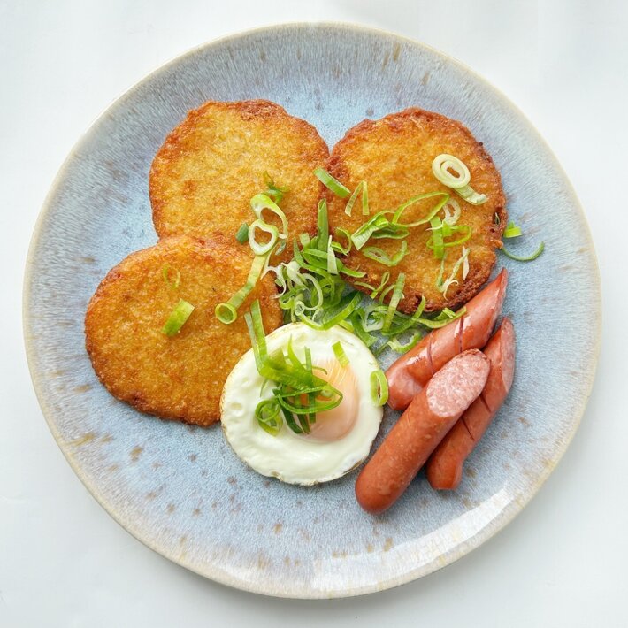 Драники  с колбаской, яйцом и зеленым луком