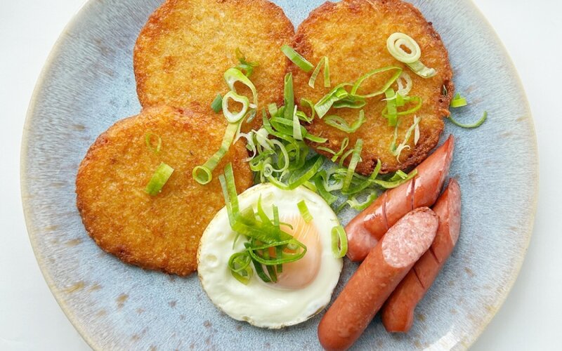Драники  с колбаской, яйцом и зеленым луком