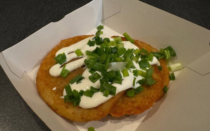 Драники со сметаной и зеленью