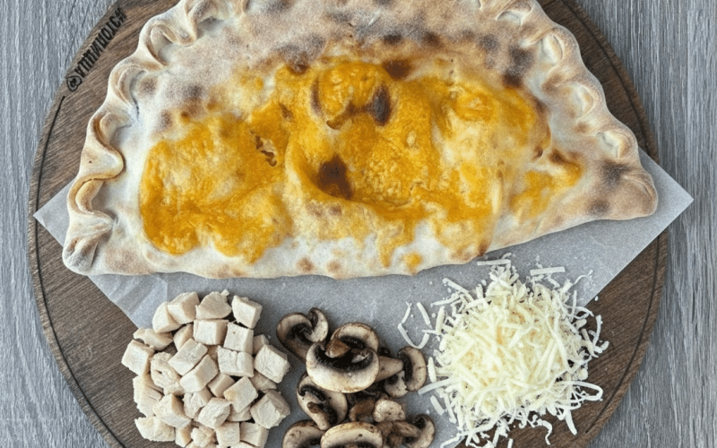 Мини-кальцоне с курицей и шампиньонами