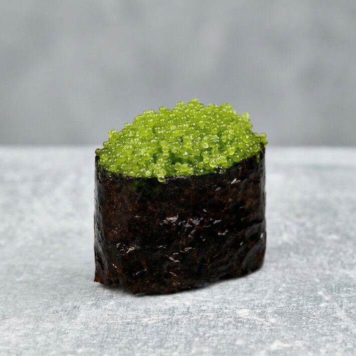 Гункан с зелёной икрой