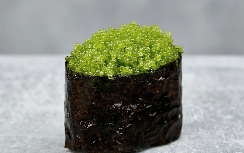 Гункан с зелёной икрой