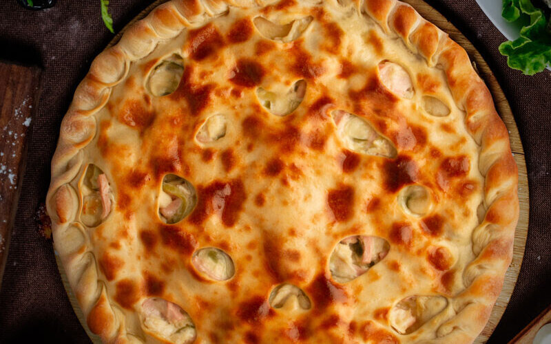 Осетинский пирог со свининой, белыми грибами, шампиньонами и корнишонами