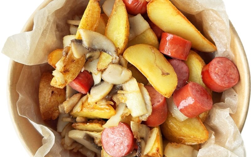 Ланч-бокс "Картофельные дольки с колбасками и грибами"