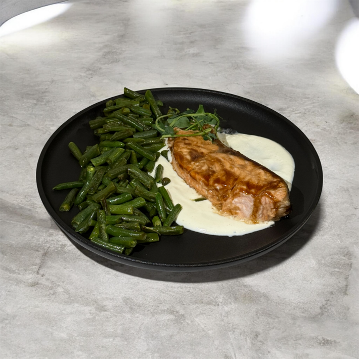 Лосось со спаржевой фасолью и сливочным соусом