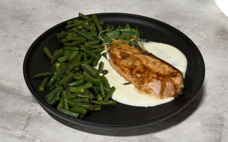 Лосось со спаржевой фасолью и сливочным соусом