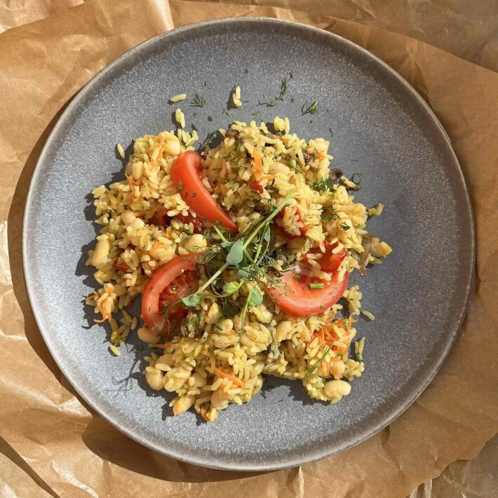 Овощной плов с фасолью и шампиньонами