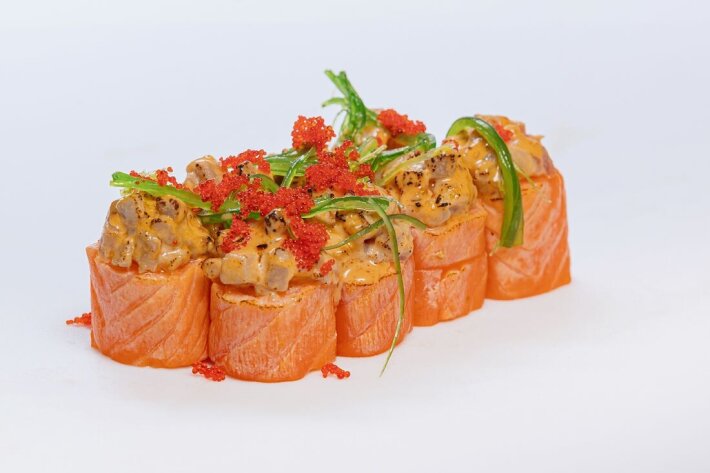 С опаленным тунцом и лососем
