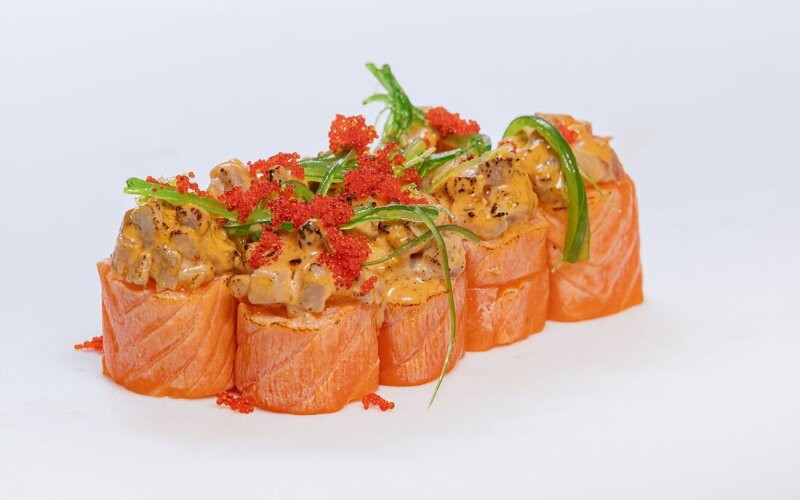 С опаленным тунцом и лососем