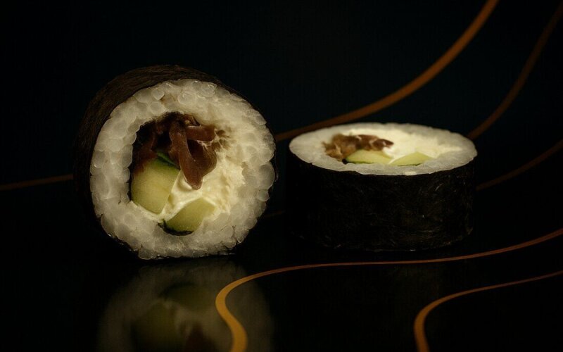 Мак с жареным тунцом