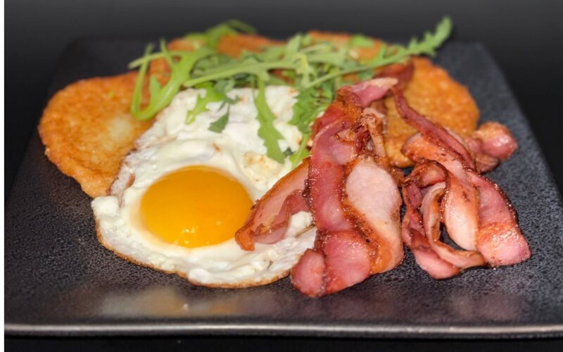 Драники с беконом и яйцом