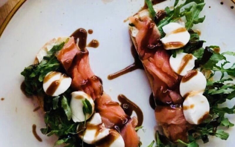 Брускетта с форелью