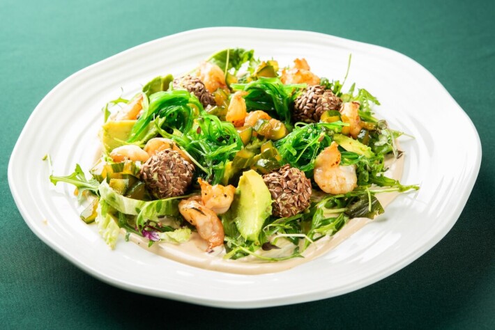 Зелёный салат с авокадо и креветками