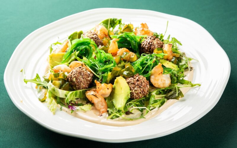 Зелёный салат с авокадо и креветками