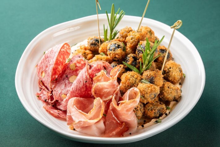 Оливки фри с пармой и сырным муссом