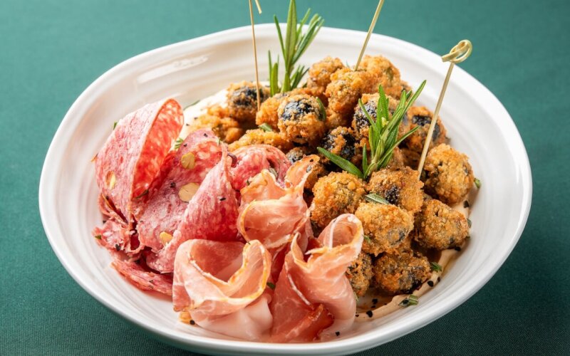 Оливки фри с пармой и сырным муссом