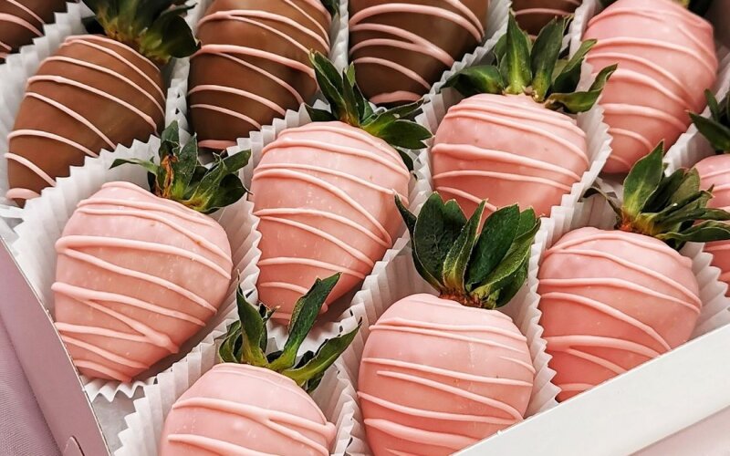 В коробке визуальное оформление на наш вкус от 3-х клубничек