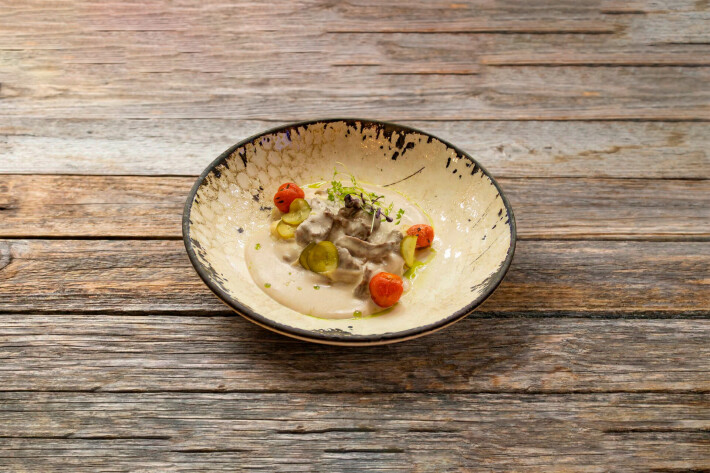 Говядина «По-гусарски» с овощным пюре и сырным бешамелем