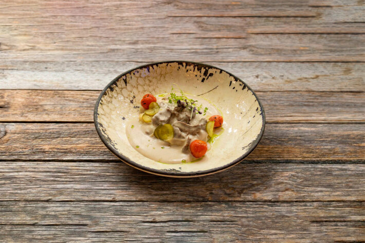 Говядина «По-гусарски» с овощным пюре и сырным бешамелем