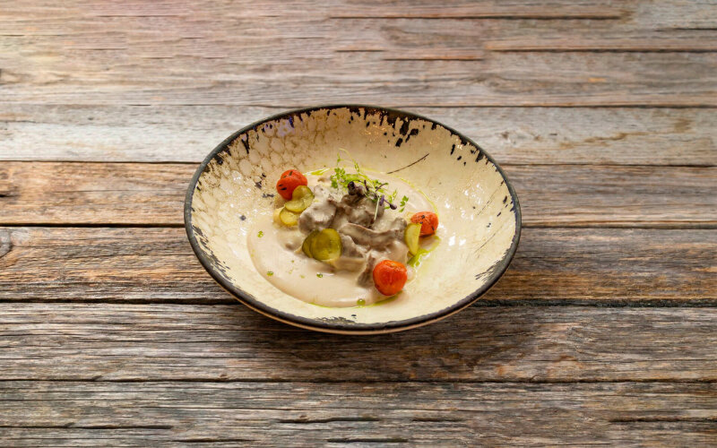 Говядина «По-гусарски» с овощным пюре и сырным бешамелем