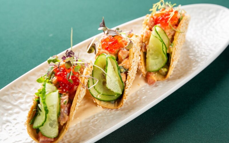 Тако с лососем и свежим тунцом