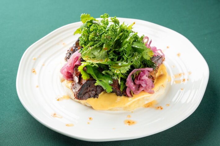 Сырная лепешка с говяжьим ребром и салатом из зелени
