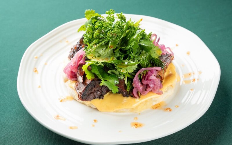 Сырная лепешка с говяжьим ребром и салатом из зелени