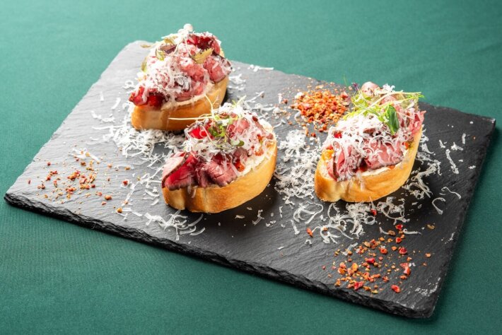 Брускетты с ростбифом и печёным перцем