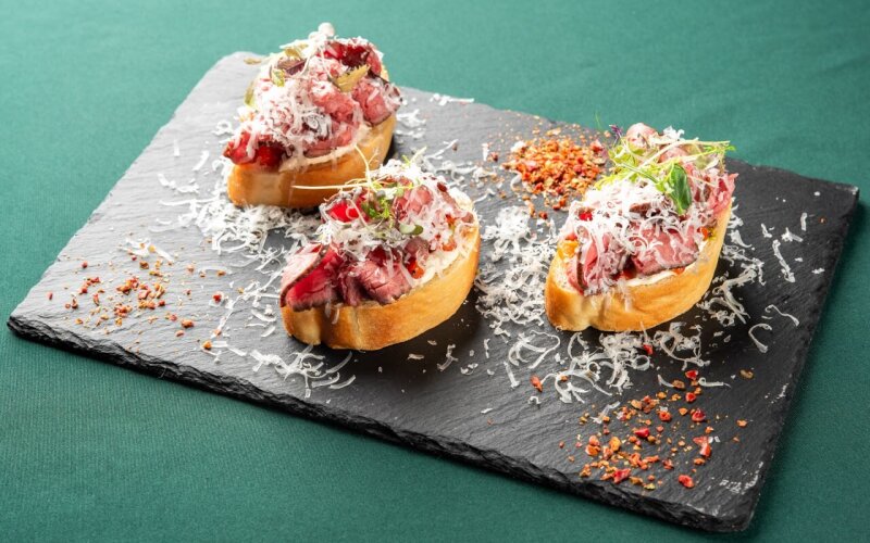 Брускетты с ростбифом и печёным перцем