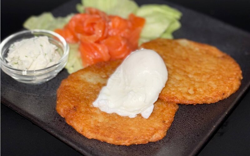 Драники с лососем и яйцом пашот