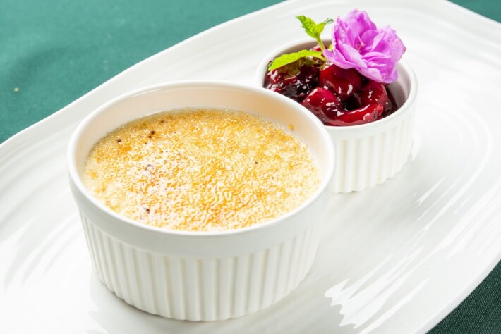 Крем брюле с вишней конфи