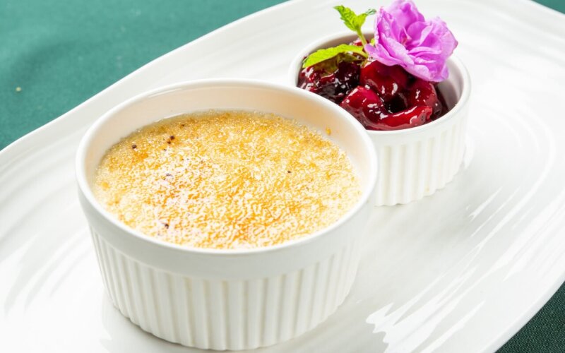 Крем брюле с вишней конфи