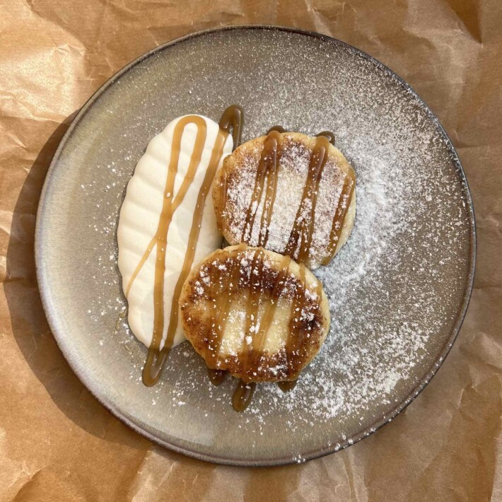 Сырники из творога со сметаной и соленой карамелью