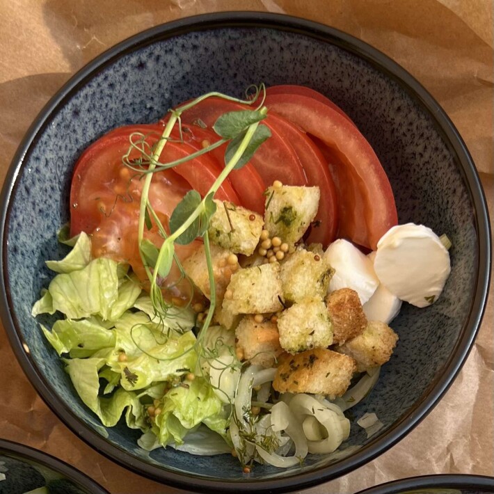 Хлебный салат с помидорами и моцареллой