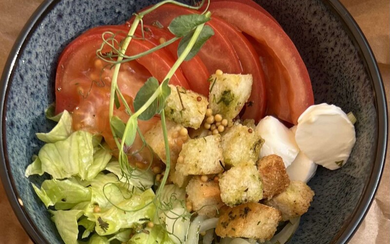 Хлебный салат с помидорами и моцареллой