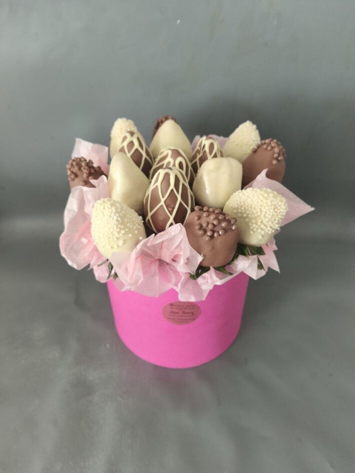 Шляпная коробка «Клубника в шоколаде»