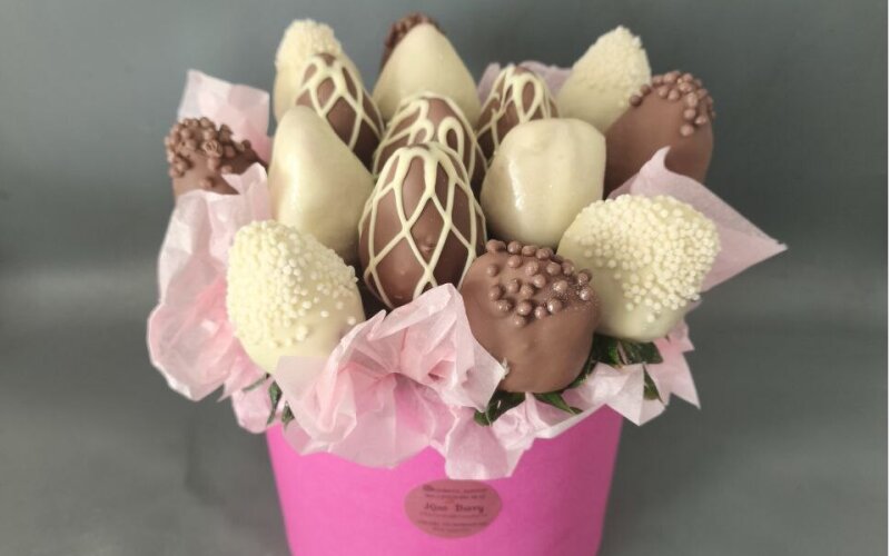 Шляпная коробка «Клубника в шоколаде»