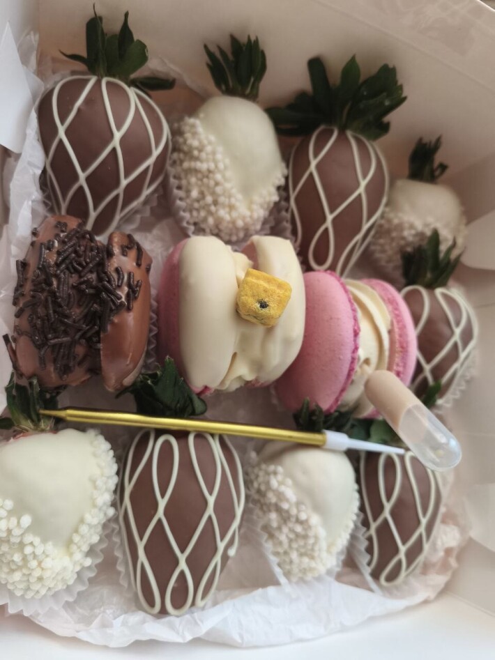 Сборный бокс «Клубника в шоколаде и ассорти пирожных «Макарон»»