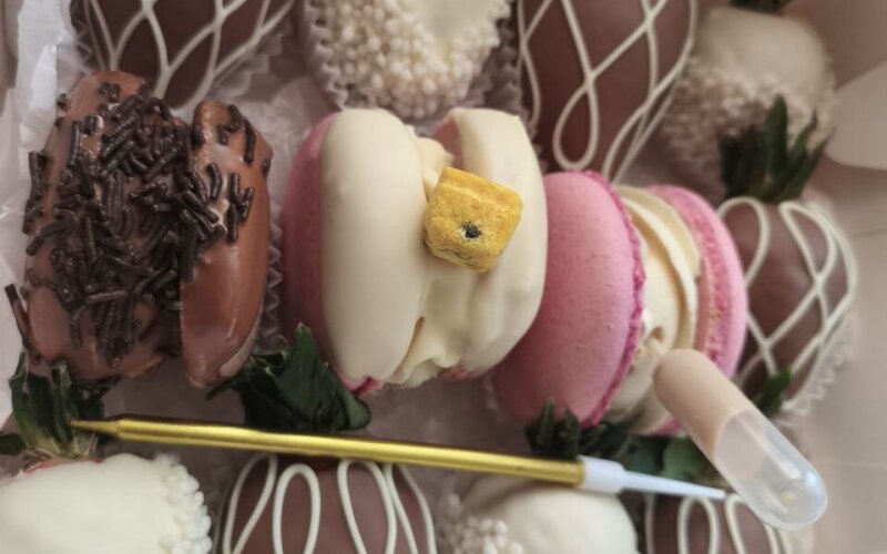 Сборный бокс «Клубника в шоколаде и ассорти пирожных «Макарон»»