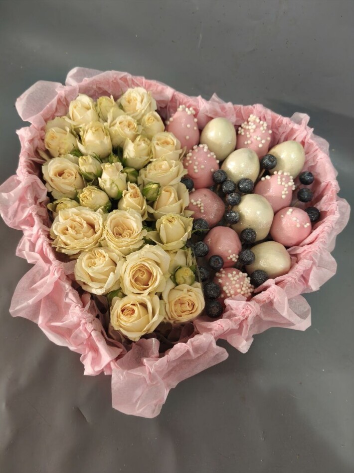 Композиция из цветов и клубники «Сердце»