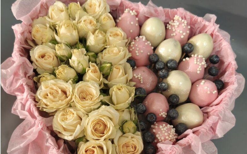 Композиция из цветов и клубники «Сердце»