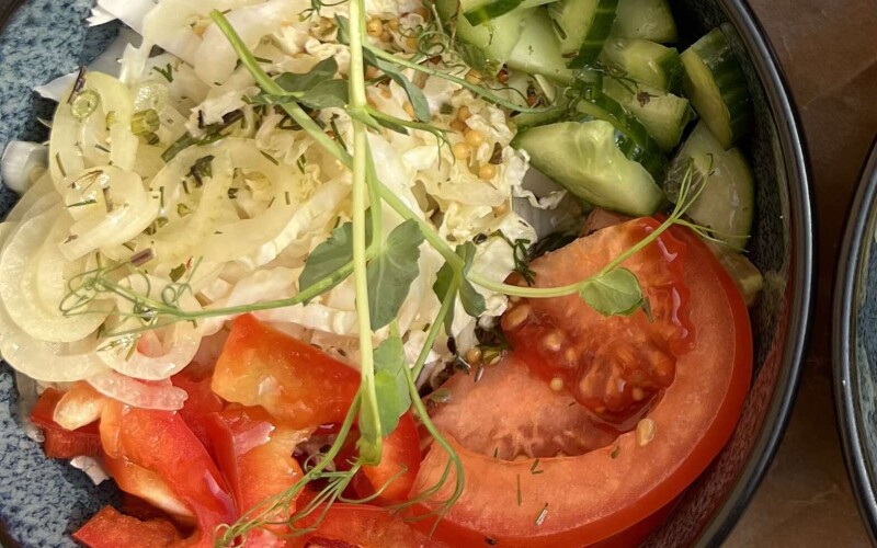 Салат из пекинской капусты с овощами